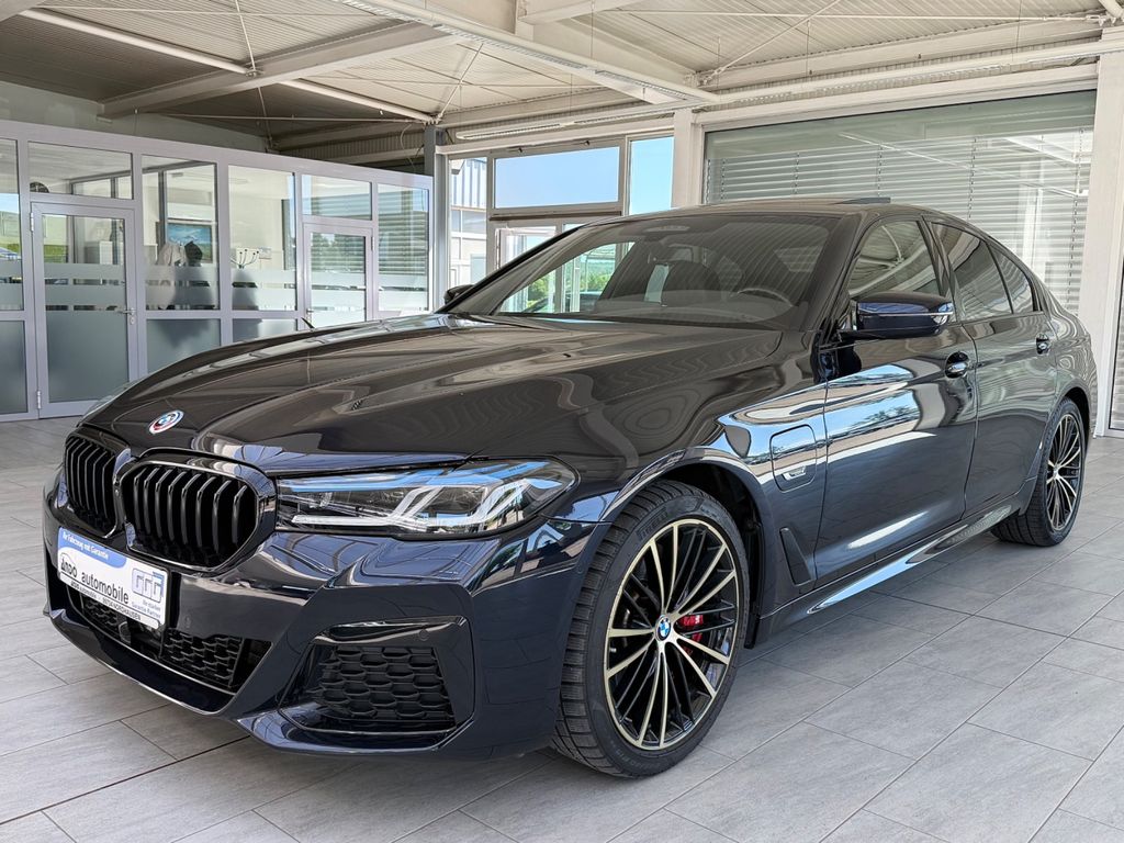 Bild des Angebotes BMW 545 e xDrive M Sport Lim.*HUD*ALCANTARA*INDIVIDU