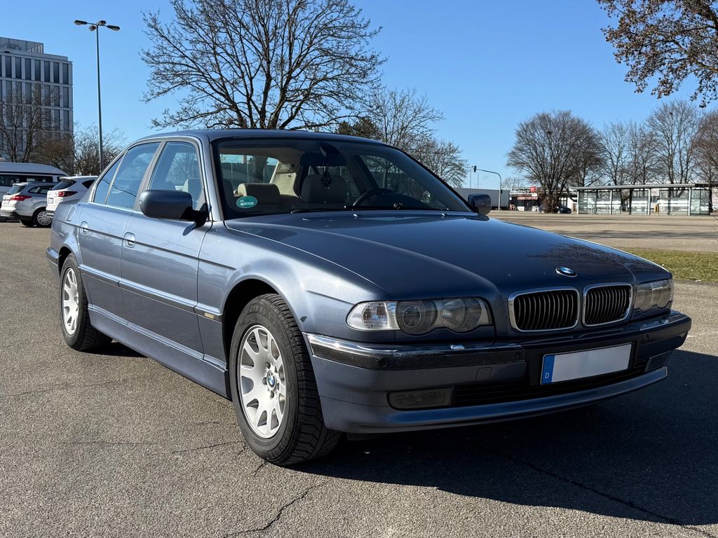 BMW 728i A - Stahlblau Metallic - Sandbeige