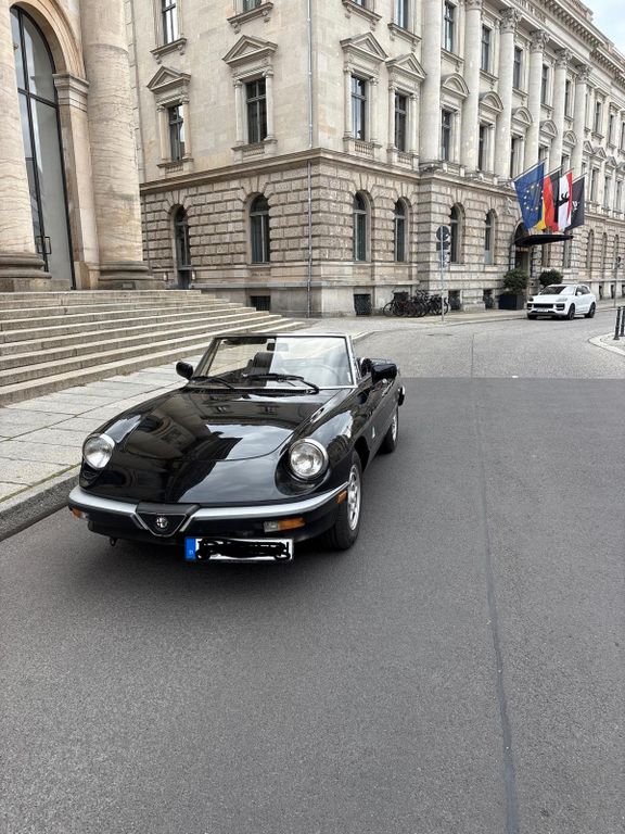 Alfa Romeo Spider 2.0 - Triple Black - 1988