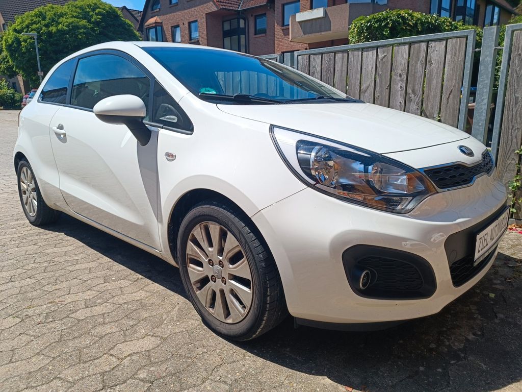Bild des Angebotes Kia Rio FIFA WM Edition Klimaaut. Sitz u. Lenkradhzg