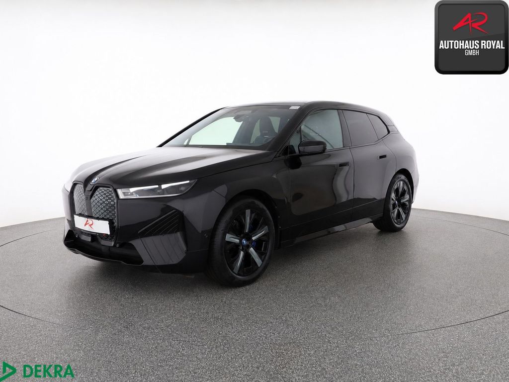 Bild des Angebotes BMW iX xDrive50 SPORT PANO,HUD,360GRAD,SITZKLIMA,AHK