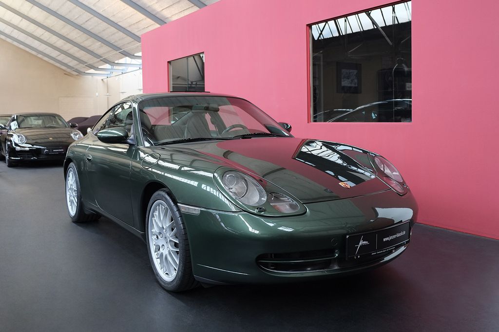Bild des Angebotes Porsche 996 Carrera 4 Coupé - Unikat in Oakgrünmet.