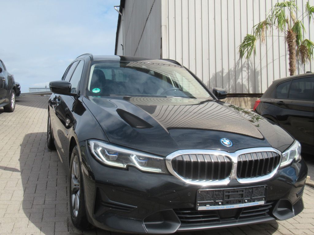 Bild des Angebotes BMW 330 e Sport Line-LEDER-KAMERA-LASER-AHK-HUD-1.HD