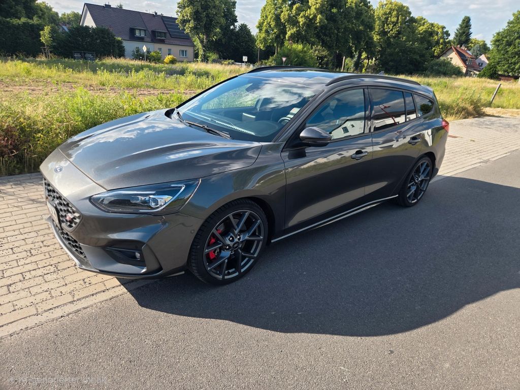 Ford Focus 2,3 EcoBoost ST 8-fach bereift, Bremse neu