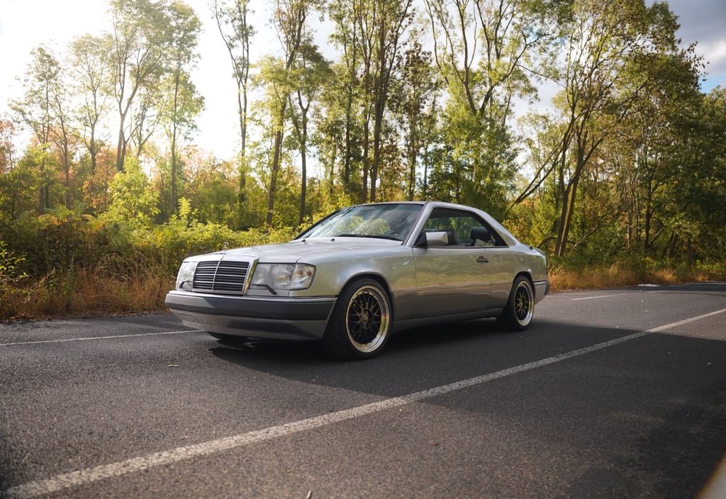 Bild des Angebotes Mercedes-Benz C124 230 Coupé in Brilliant Silber metallic