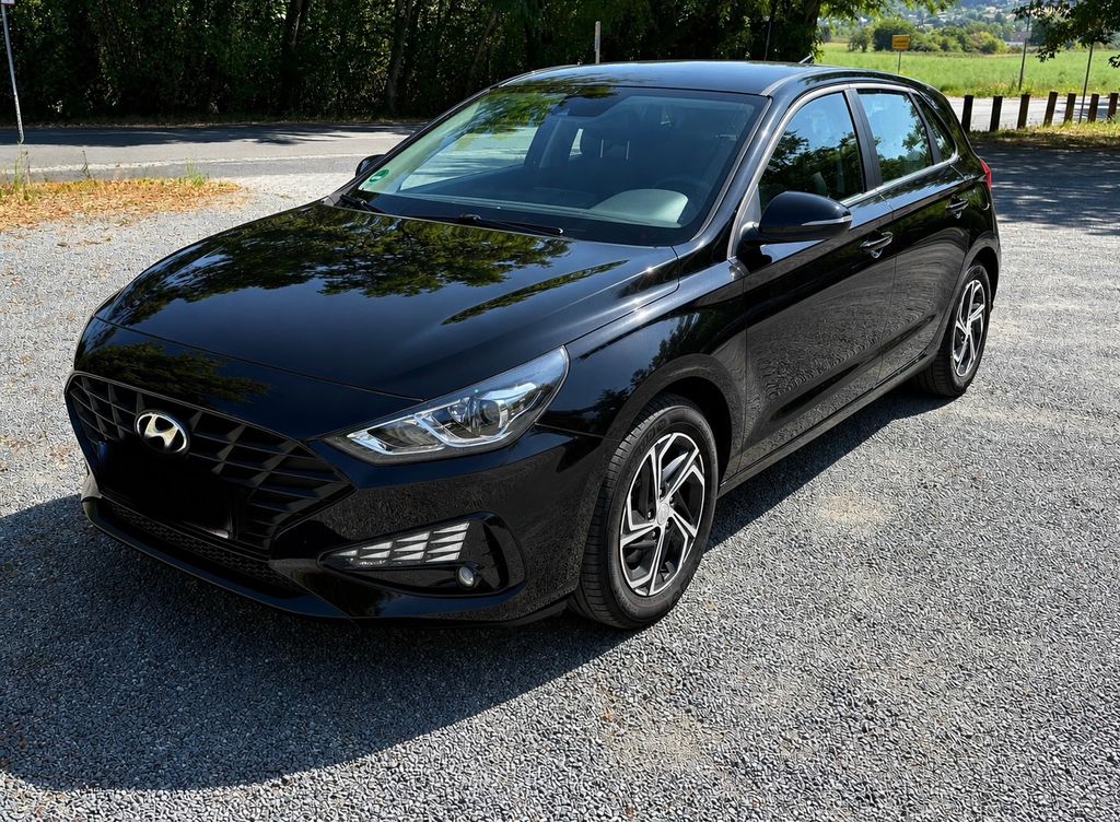 Bild des Angebotes Hyundai i30 1.5 Pure schwarz 8-fach bereift Tüv 2028