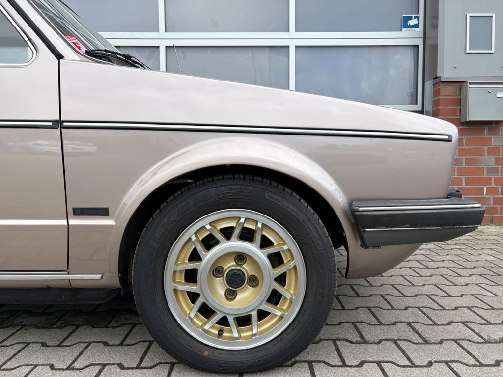 Volkswagen Golf I Cabrio / schöne Farbkombi
