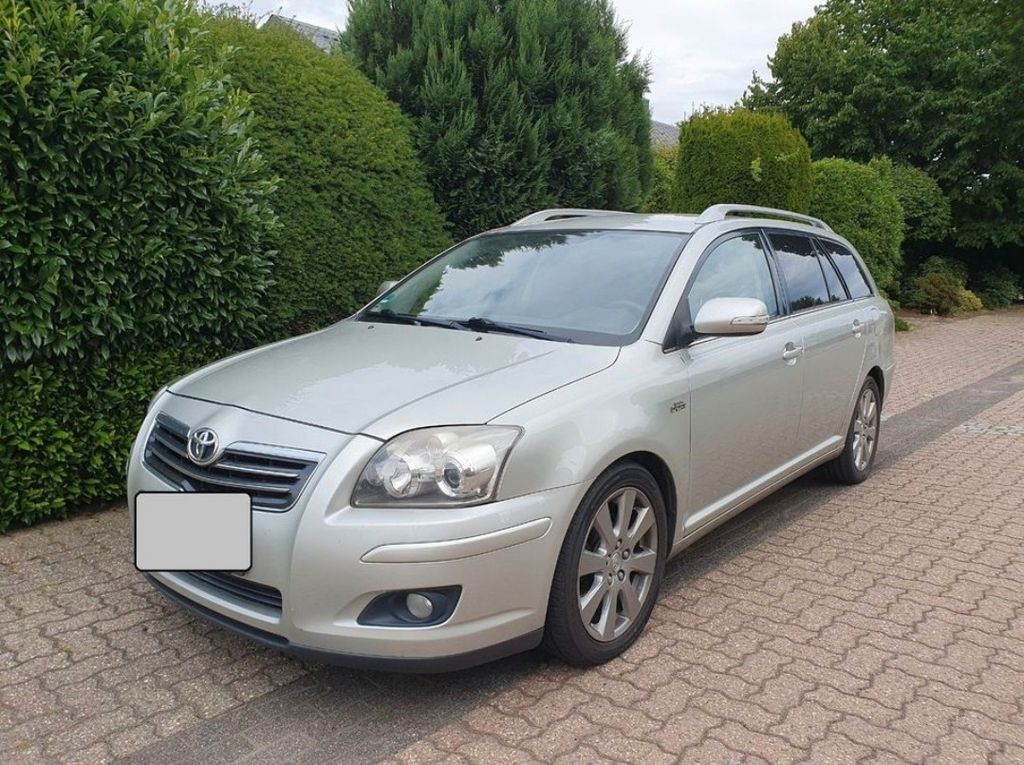 Toyota Avensis Combi Executive 2,2-l-D-CAT mit AHK
