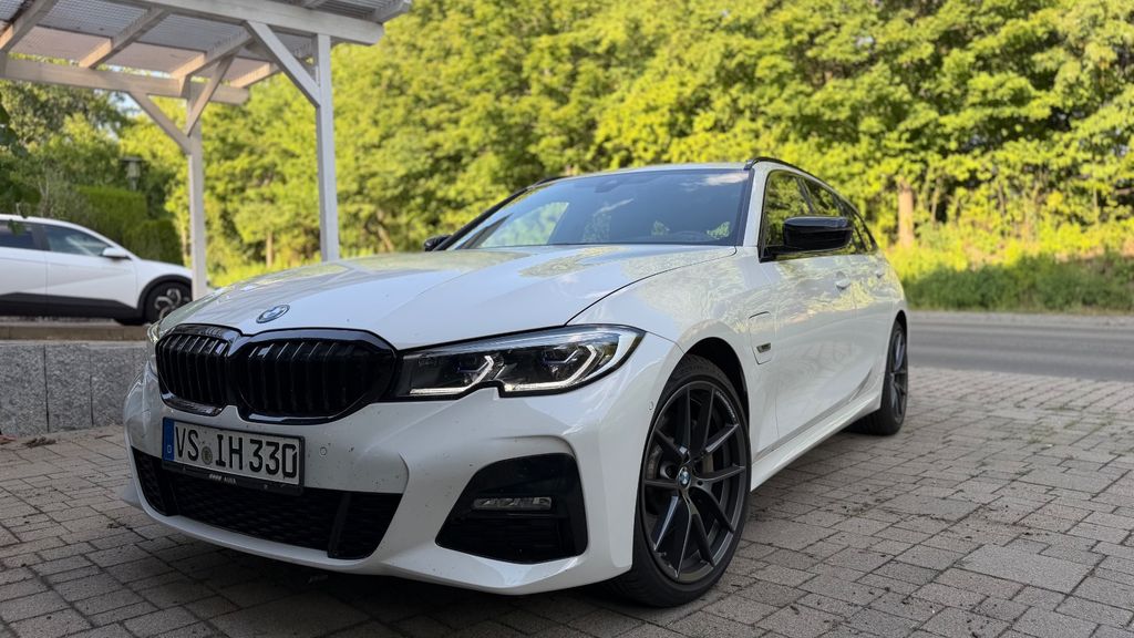 Bild des Angebotes BMW 330e xDrive Touring M Sport A. M Sport