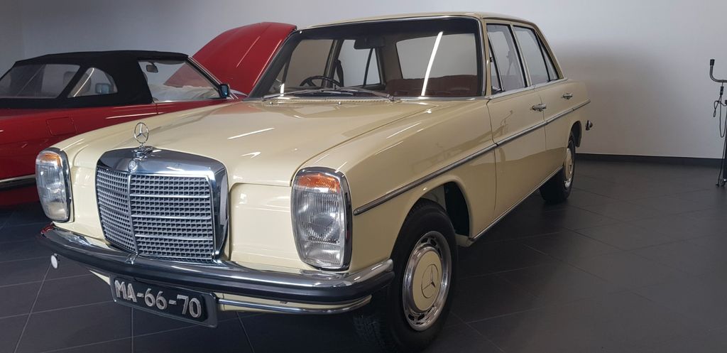 Bild des Angebotes Mercedes-Benz 230.6 (6 Cylinder Petrol) 66620 Kms RHD (W114)