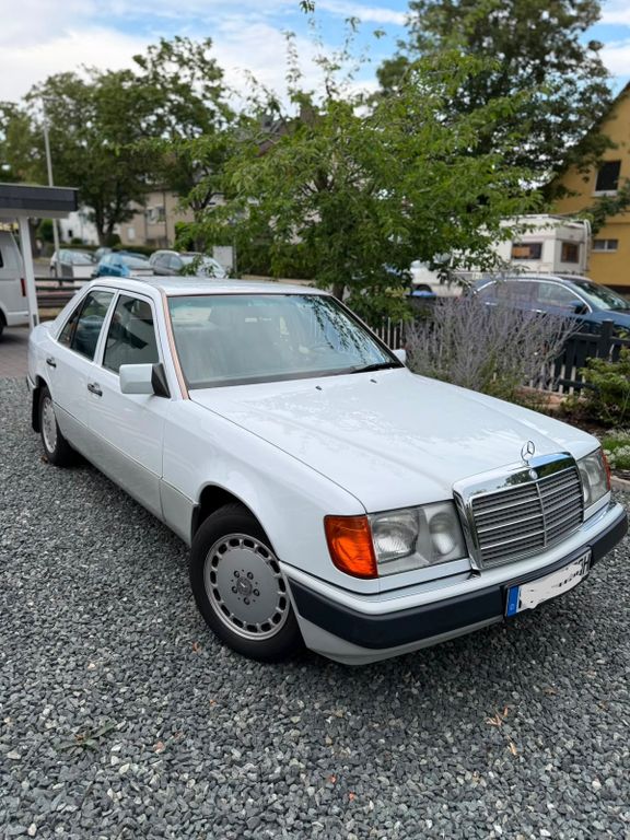 Bild des Angebotes Mercedes-Benz Oldtimer W124 230 E Kat Automatik HU 12.28 weiß