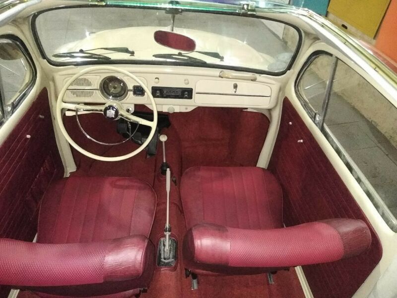 Volkswagen Käfer mit Stoffschiebedach