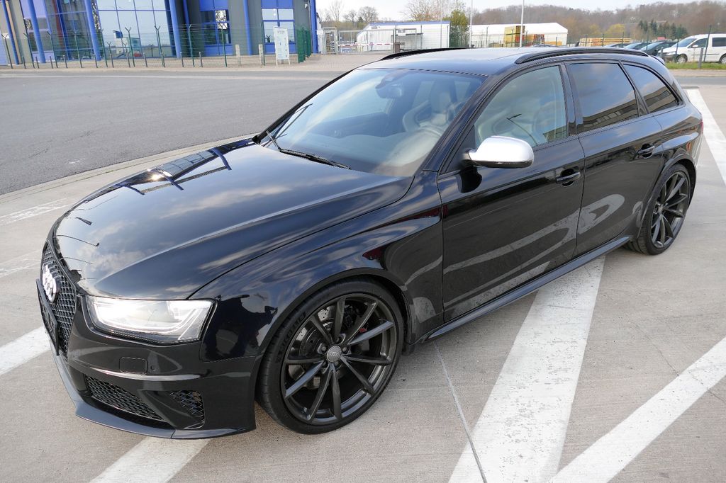 Audi RS4 4.2 FSI V8 S tronic quattro Avant SCHALEN