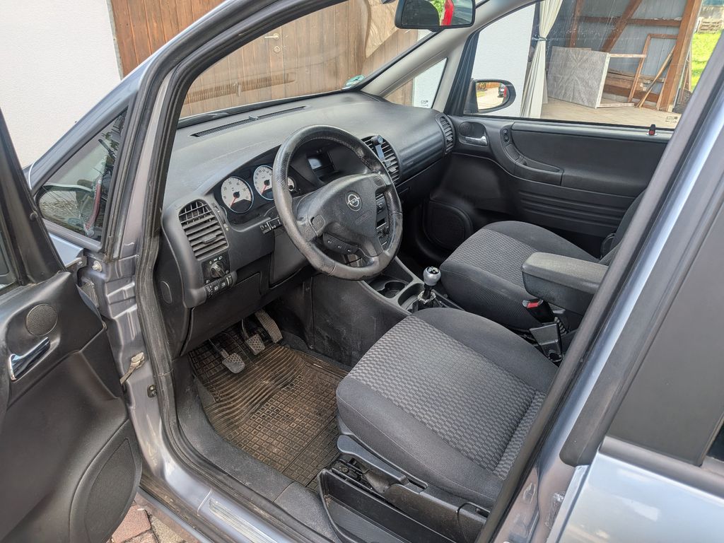 Opel Zafira 2.2 DTI -