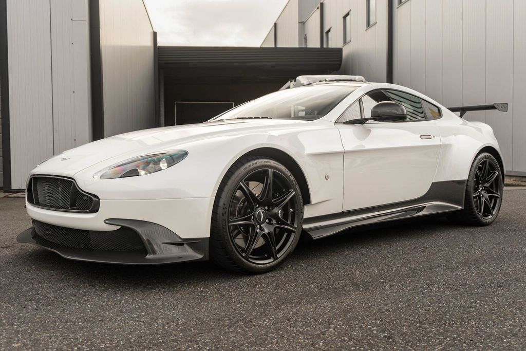 Bild des Angebotes Aston Martin Vantage GT8 - Morning Frost White - Aero Pack -