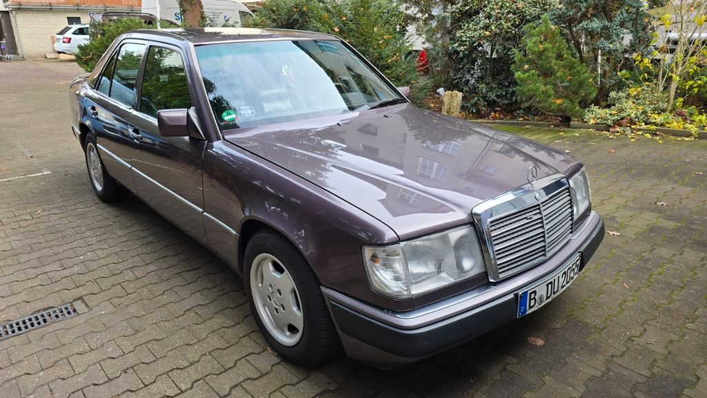 Bild des Angebotes Mercedes-Benz E 260 Garage,Vollleder,Schiebedach,8Fach,Bornit