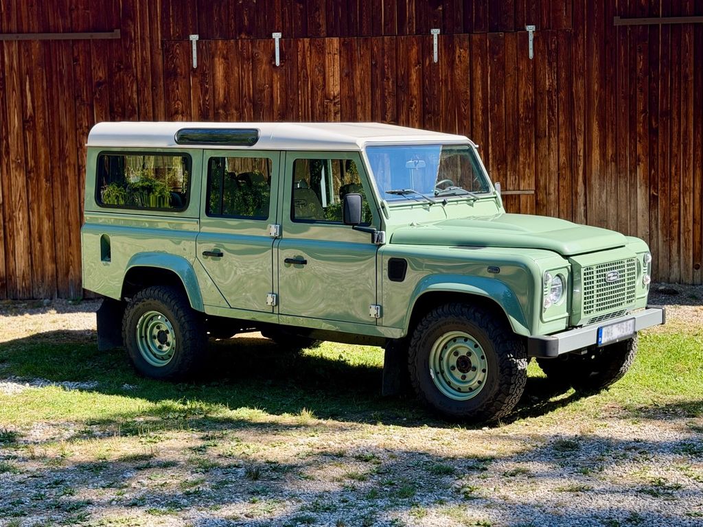 Land Rover Defender 110 Heritage HUE 166