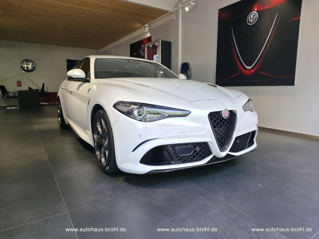 Bild des Angebotes Alfa Romeo Giulia Quadrifoglio 510PS Schalter Carbon