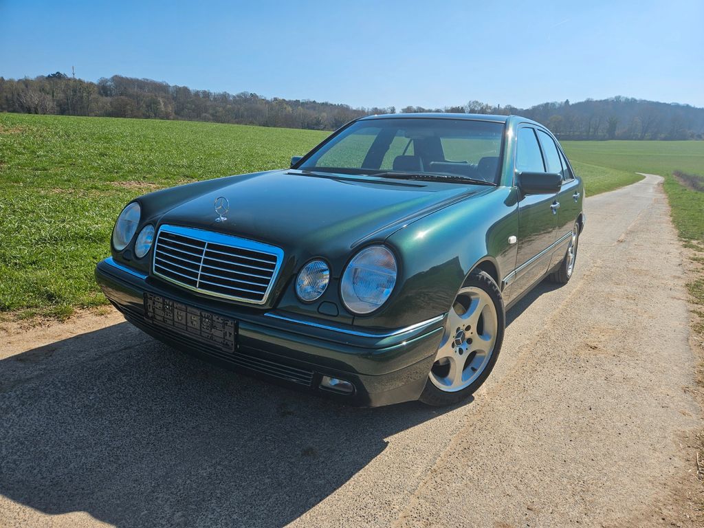 Bild des Angebotes Mercedes-Benz E 320 - 1. Hand - Scheckheft - Vollleder - eGSD