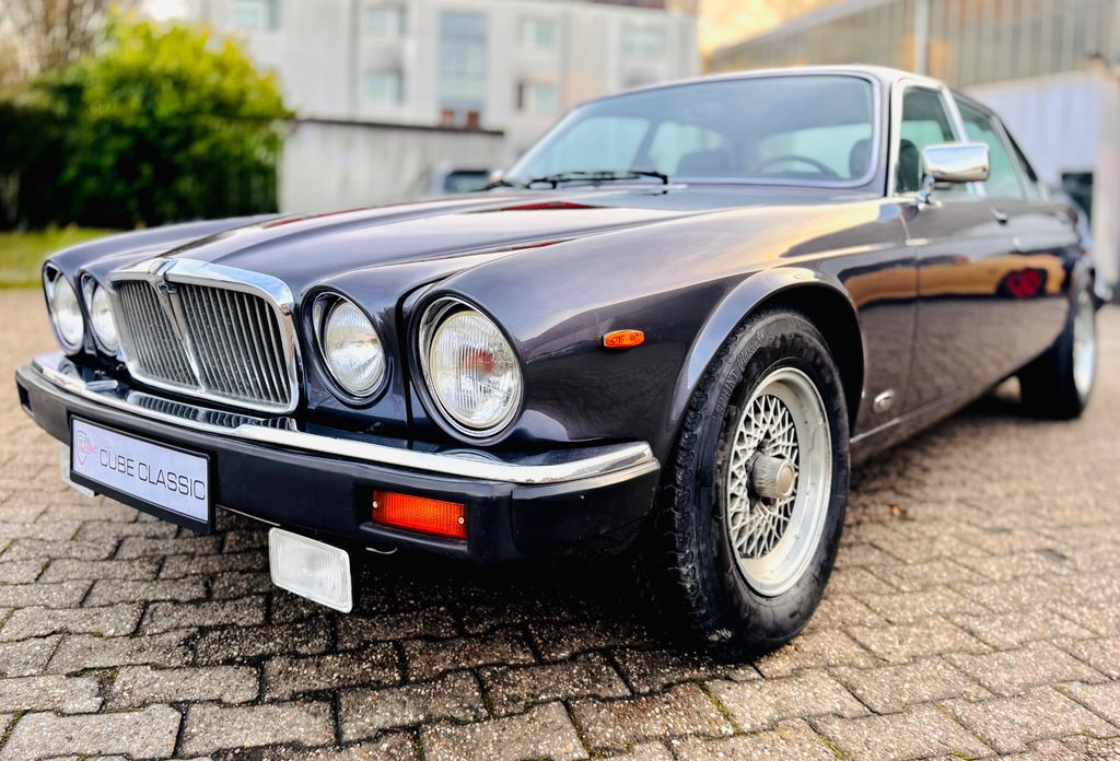 Bild des Angebotes Jaguar XJ12 DAIMLER DOUBLE SIX 122939KM Gunmet. Grey