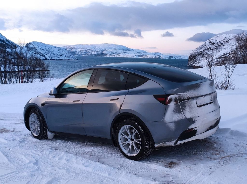 Bild des Angebotes Tesla Model Y SR RWD HW4 BYD 1.H 2 Radsätze