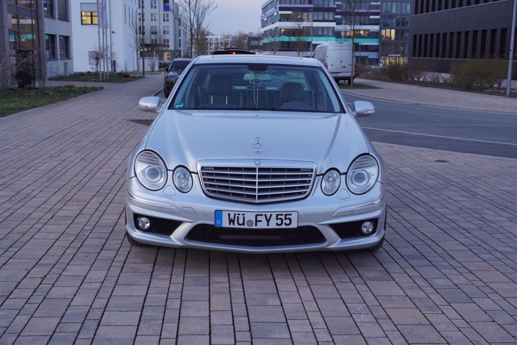 Bild des Angebotes Mercedes-Benz E 500 4MATIC AMG Paket