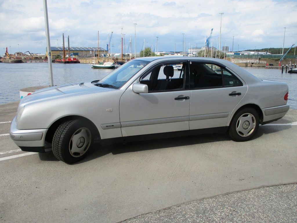 Bild des Angebotes Mercedes-Benz E 240 Eleganz - 1. Hand - Tüv Neu