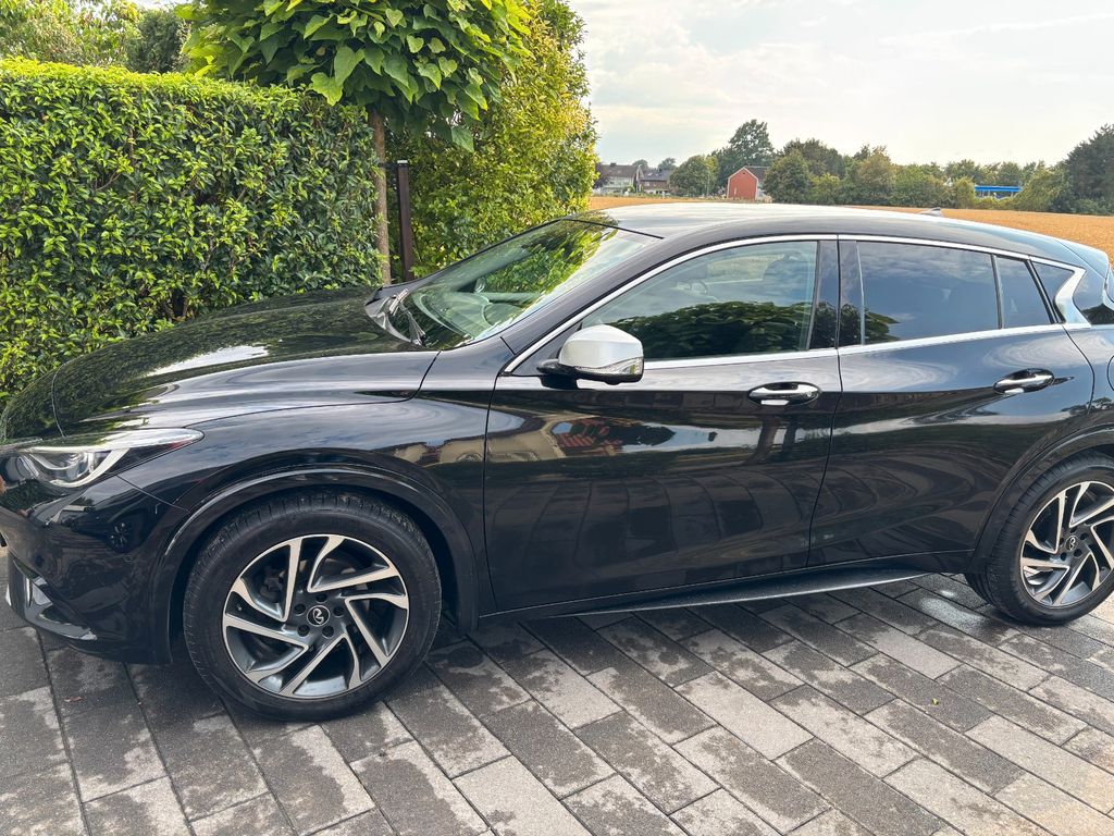 Infiniti Q30 1.6t -