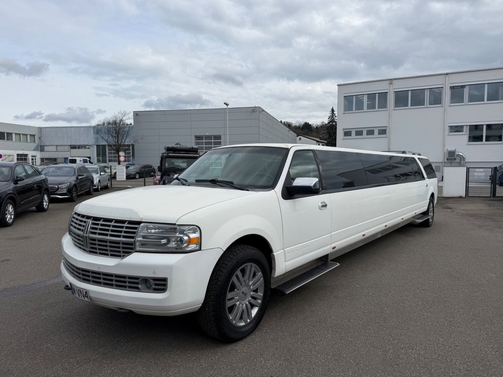Lincoln Navigator Stretch Limo 14 Personen