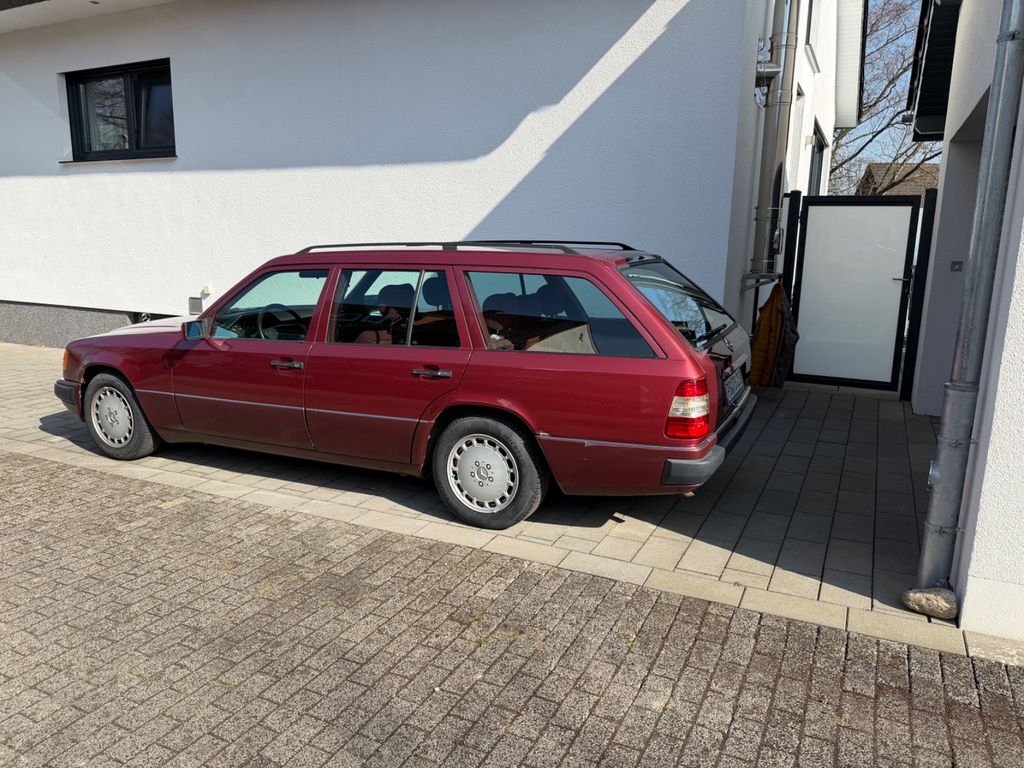 Bild des Angebotes Mercedes-Benz 230TE mit seltener Farbkombi/9000€ investiert