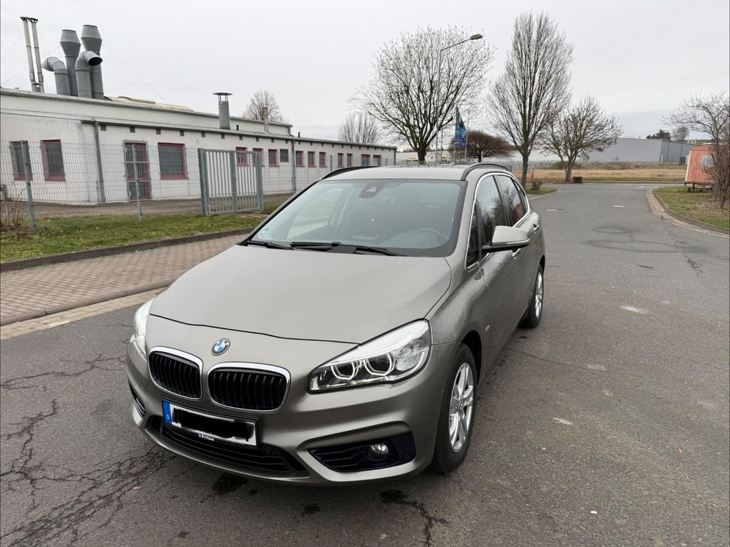 Bild des Angebotes BMW 220i Active Tourer LED/ HK-Anlage /Schaltwippen