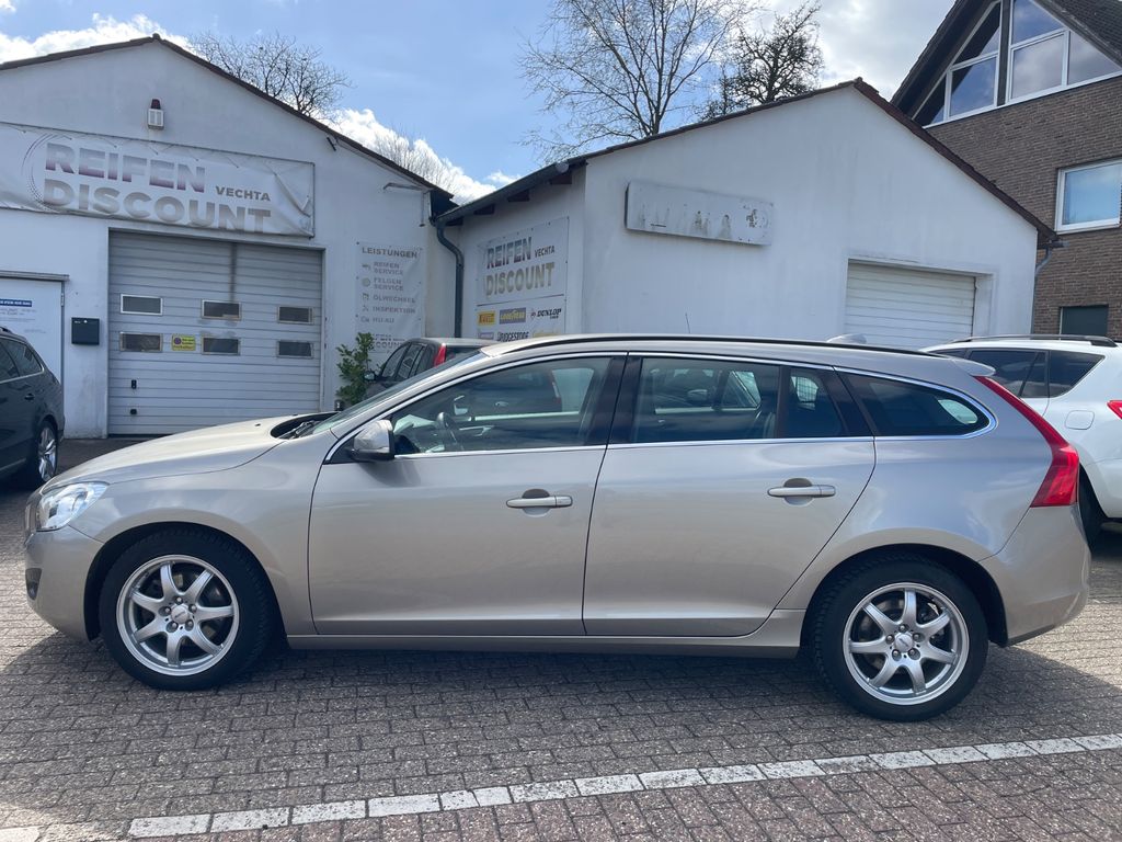 Bild des Angebotes Volvo V60/Kombi/Momentum/D5/AUTOMATIK/NAVI/TPM/SHZ/RFK