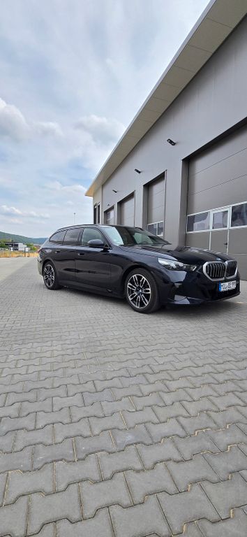 Bild des Angebotes BMW i5 eDrive40 Touring - M-Sport - Carbonschwarz -
