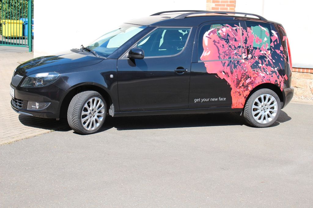Bild des Angebotes Skoda Roomster 1.2l TSI 63kW mit Designfolierung
