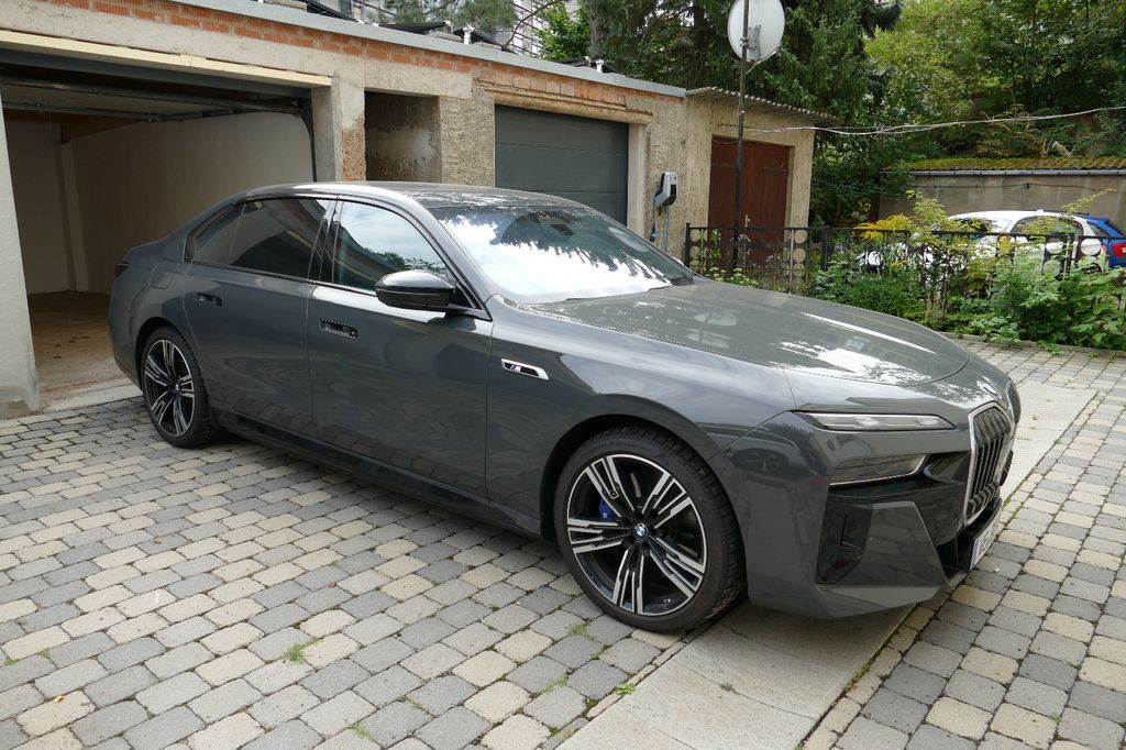 Bild des Angebotes BMW M760e xDrive - B&W/Automtür/TV/Pano/Lounge