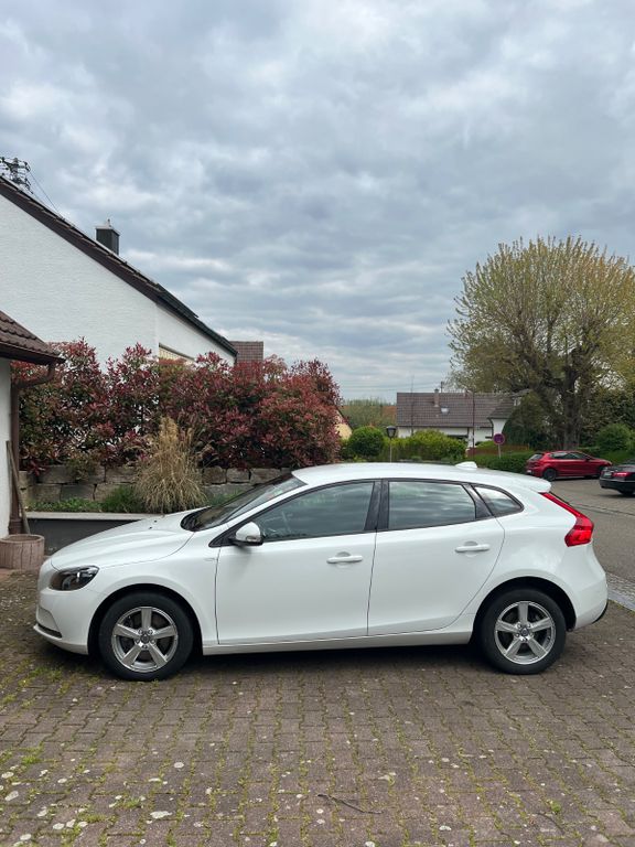 Bild des Angebotes Volvo V40 D2 Automatik