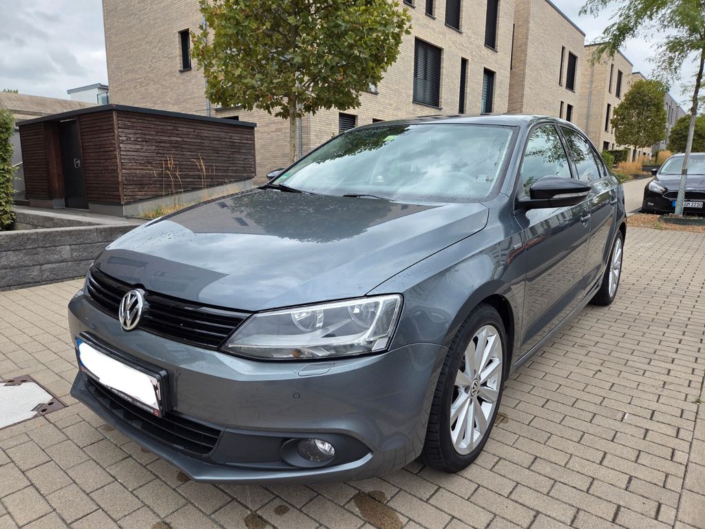 Bild des Angebotes Volkswagen Jetta VI Match/ Teilleder/Klimaauto/Sitzheizung/