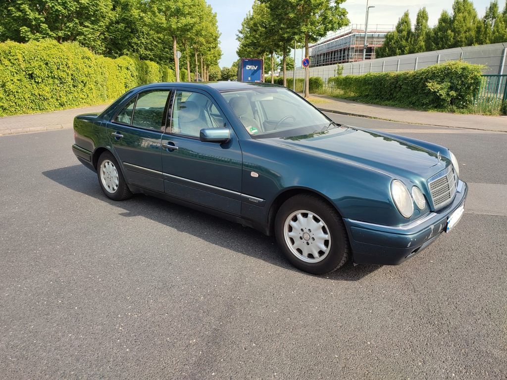 Bild des Angebotes Mercedes-Benz E 240 ELEGANCE Elegance TÜV NEU VIEL G.