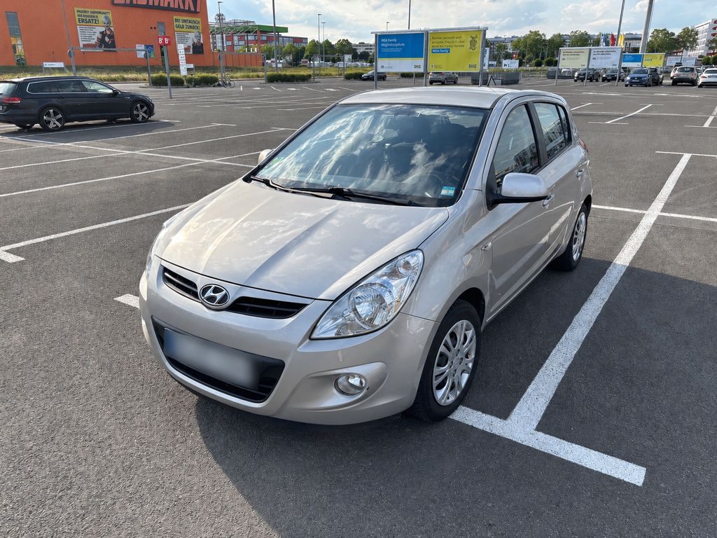Bild des Angebotes Hyundai i20 1.4 Dynamic 101 PS Tüv Neu + Winterreifen