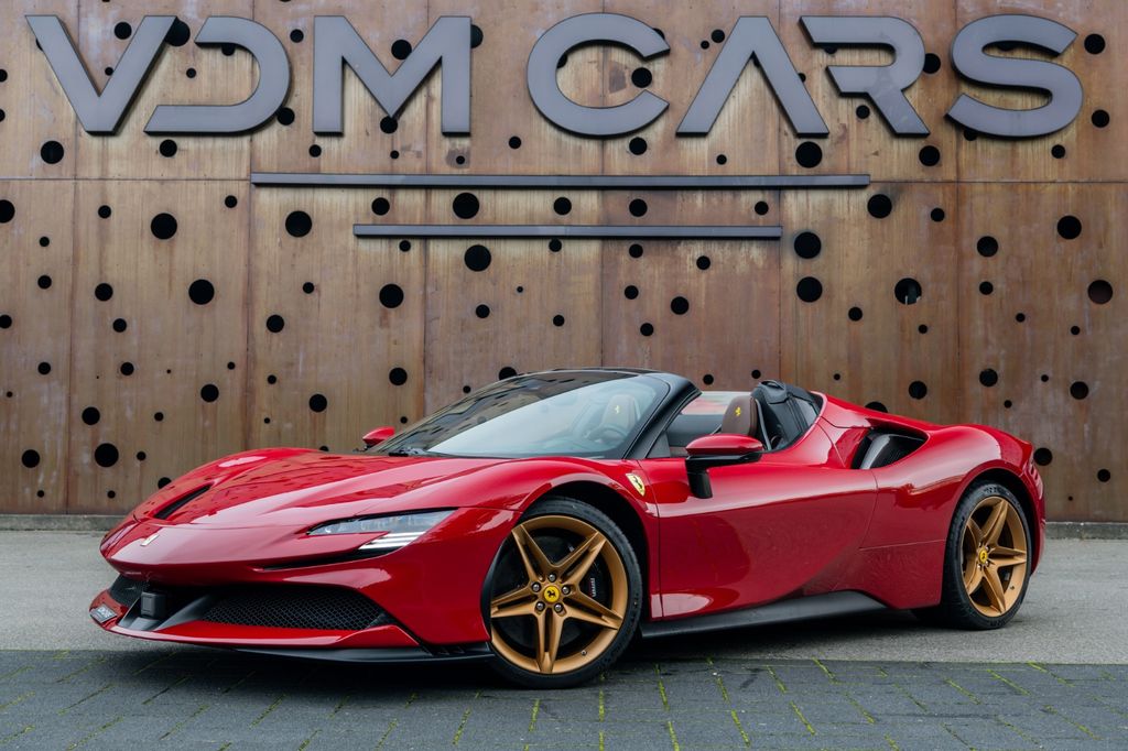 Bild des Angebotes Ferrari SF90 Spider *LIFT*CARPLAY*AFS*TWO-TONE*CARBON*