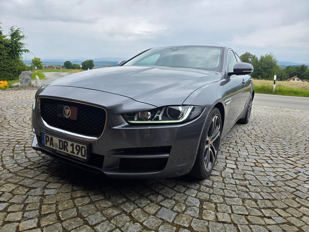 Bild des Angebotes Jaguar XE 20d 180PS Portfolio Automatik + Schiebedach