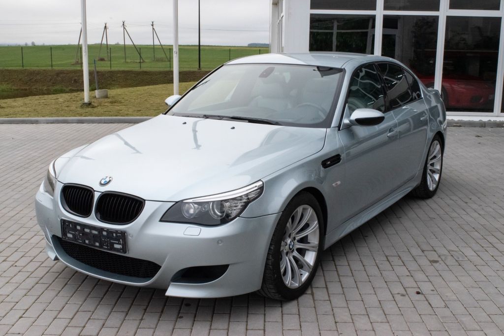 BMW M5 Das Auto ist wie neu.