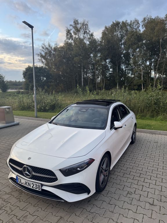 Bild des Angebotes Mercedes-Benz A 180 DCT AMG Line / Schiebedach / MB LED / 360
