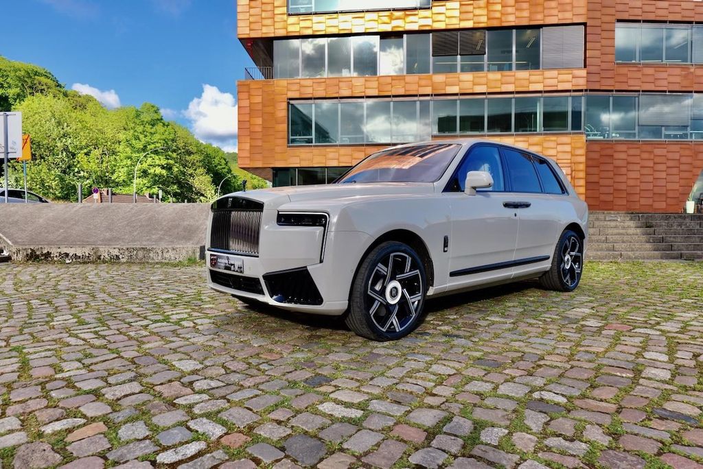 Rolls-Royce Cullinan Black Badge · 4-Sitzer · Starlight · TV