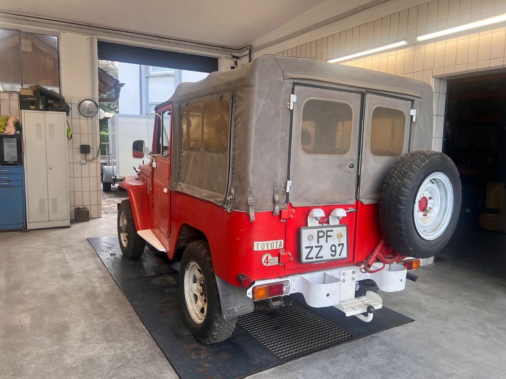 Toyota Land Cruiser FJ40 / war 35Jahre in einer Scheune