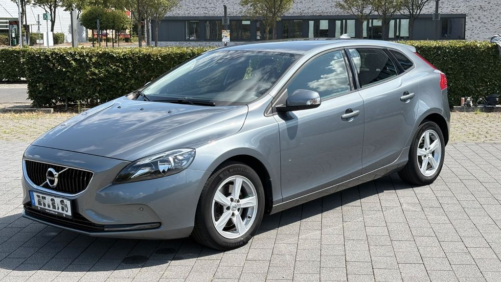 Bild des Angebotes Volvo V40 T2 Kinetic - 1. Hand - 8-fach bereift