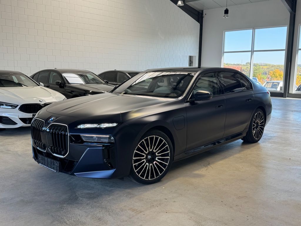 Bild des Angebotes BMW 750e xDrive Individual blau matt NP 186.900 €