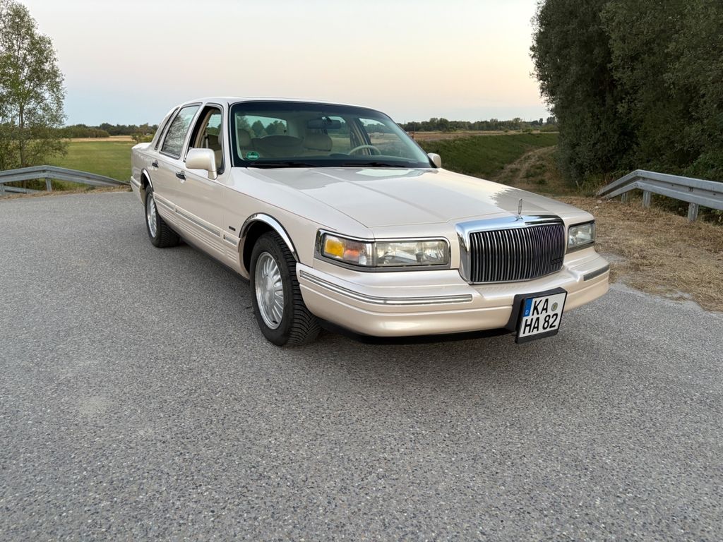 Bild des Angebotes Lincoln Town Car Cartier 4,6l V8