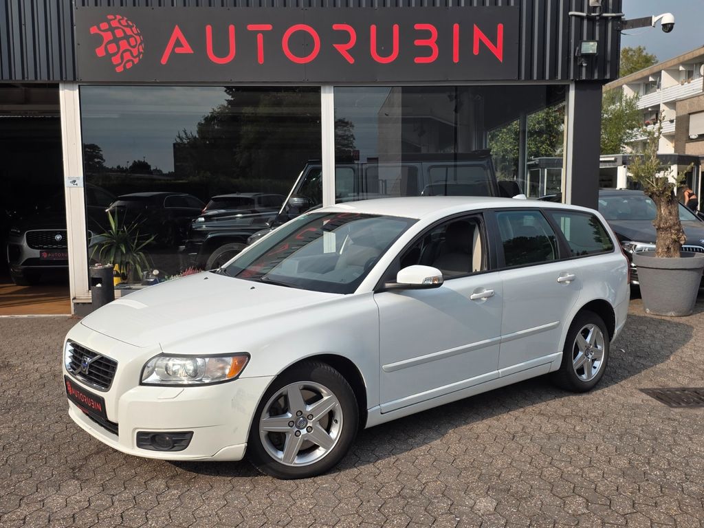 Bild des Angebotes Volvo V50 Kombi 2.0 D Momentum SCHECKHEFT GEPFLEGT