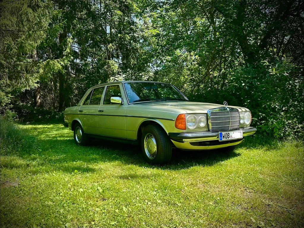 Bild des Angebotes Mercedes-Benz 230E  W123  Rostfreier Sammlerzustand (Note 2+)